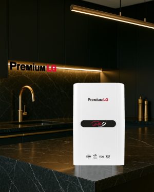 Mersin mutfağında kurulu LG Premium su arıtma cihazından bardağa temiz su dolumu yapılıyor.